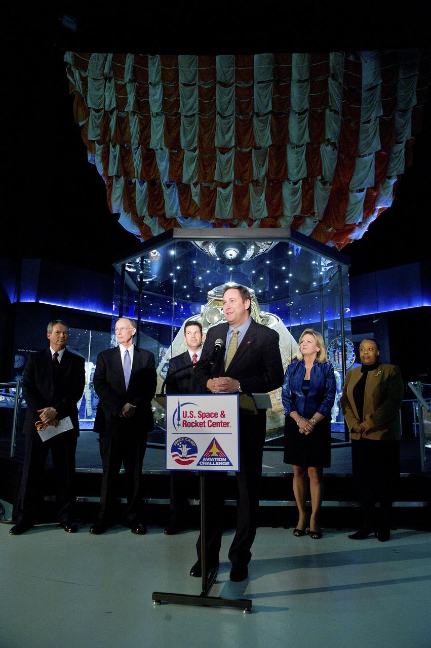 MSFC DIRECTOR ROBERT LIGHTFOOT SPEAKS AFTER THE DEDICATION OF THE APOLLO 16 CAPSULE ON DISPLAY AT THE U.S. SPACE AND ROCKET CENTER.  