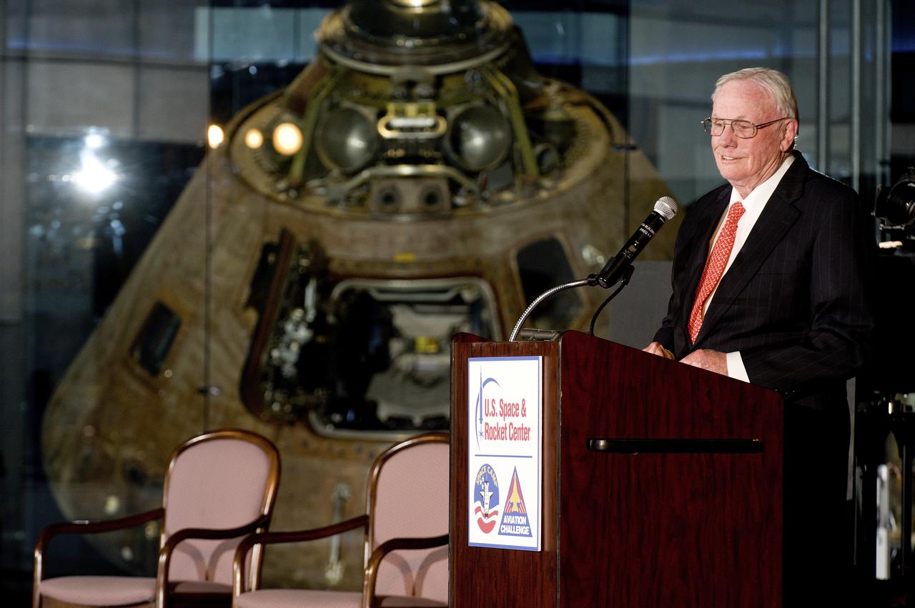 ASTRONAUT NEIL ARMSTRONG SPEAKS AT THE U.S. SPACE AND ROCKET CENTER.  