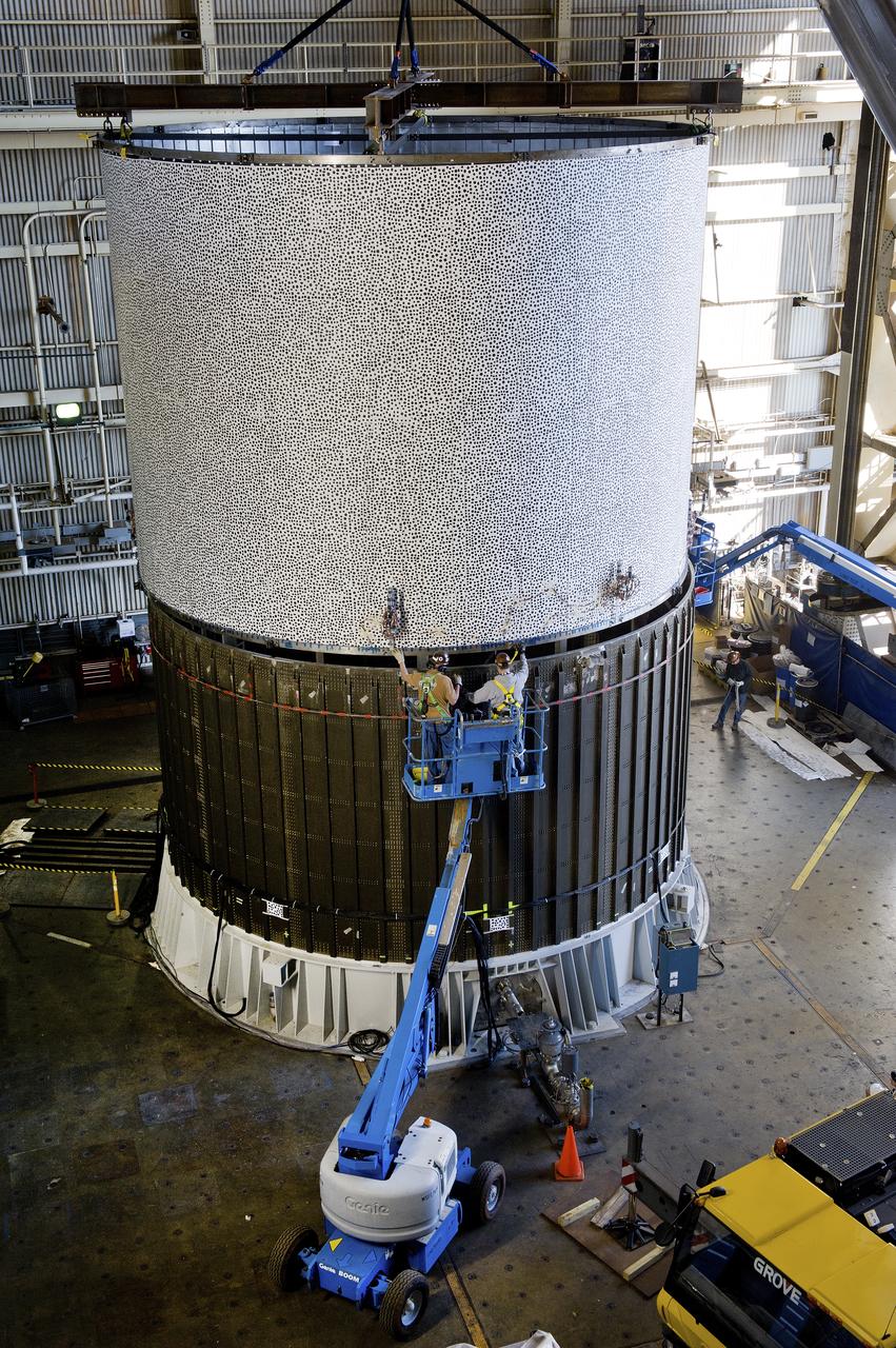THE SHELLBUCKLING KNOCKDOWN FACTOR 27.5-FOOT-DIAMETER TEST ARTICLE BEING MOVED INTO PLACE IN THE HIGH BAY OF BUILDING 4619.  