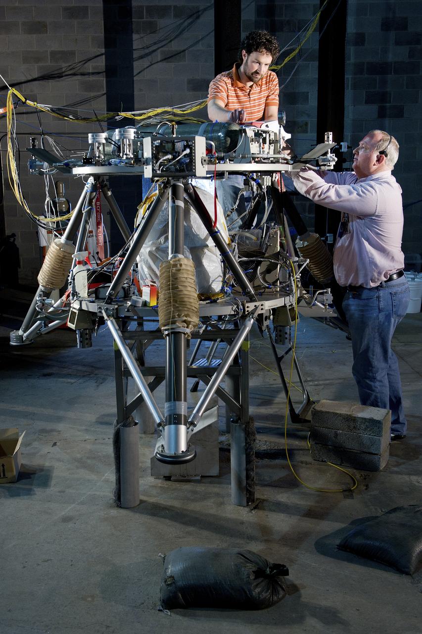 MSFC'S JOSH MOORE AND SCOTT GILLEY CONTINUE WORK TO PREPARE THE HOT FIRE ROBOTIC LANDER FOR TESTING ON THE ARMY'S TEST RANGE