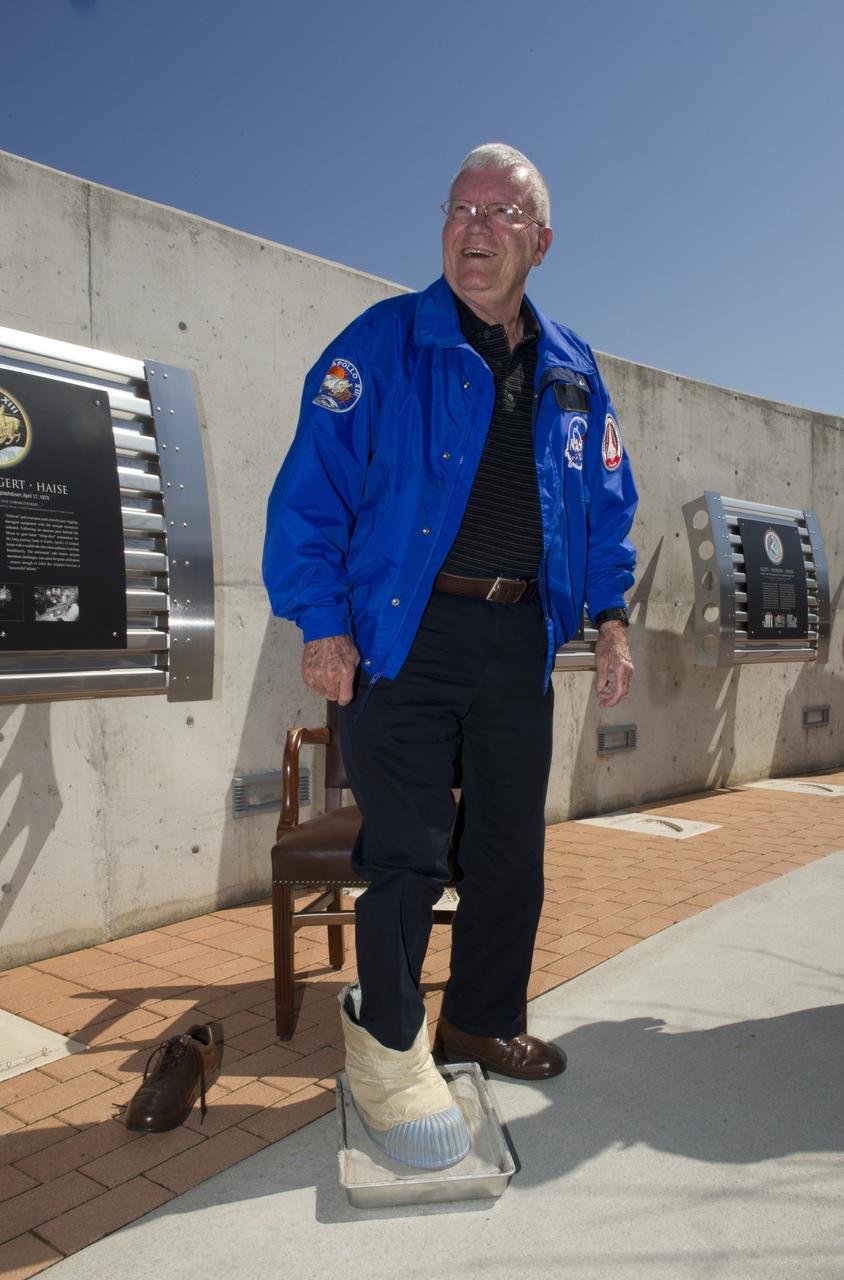 APOLLO 13 ASTRONAUT FRED HAISE CASTS FOOTPRINT AT USSRC DAVIDSON CENTER 