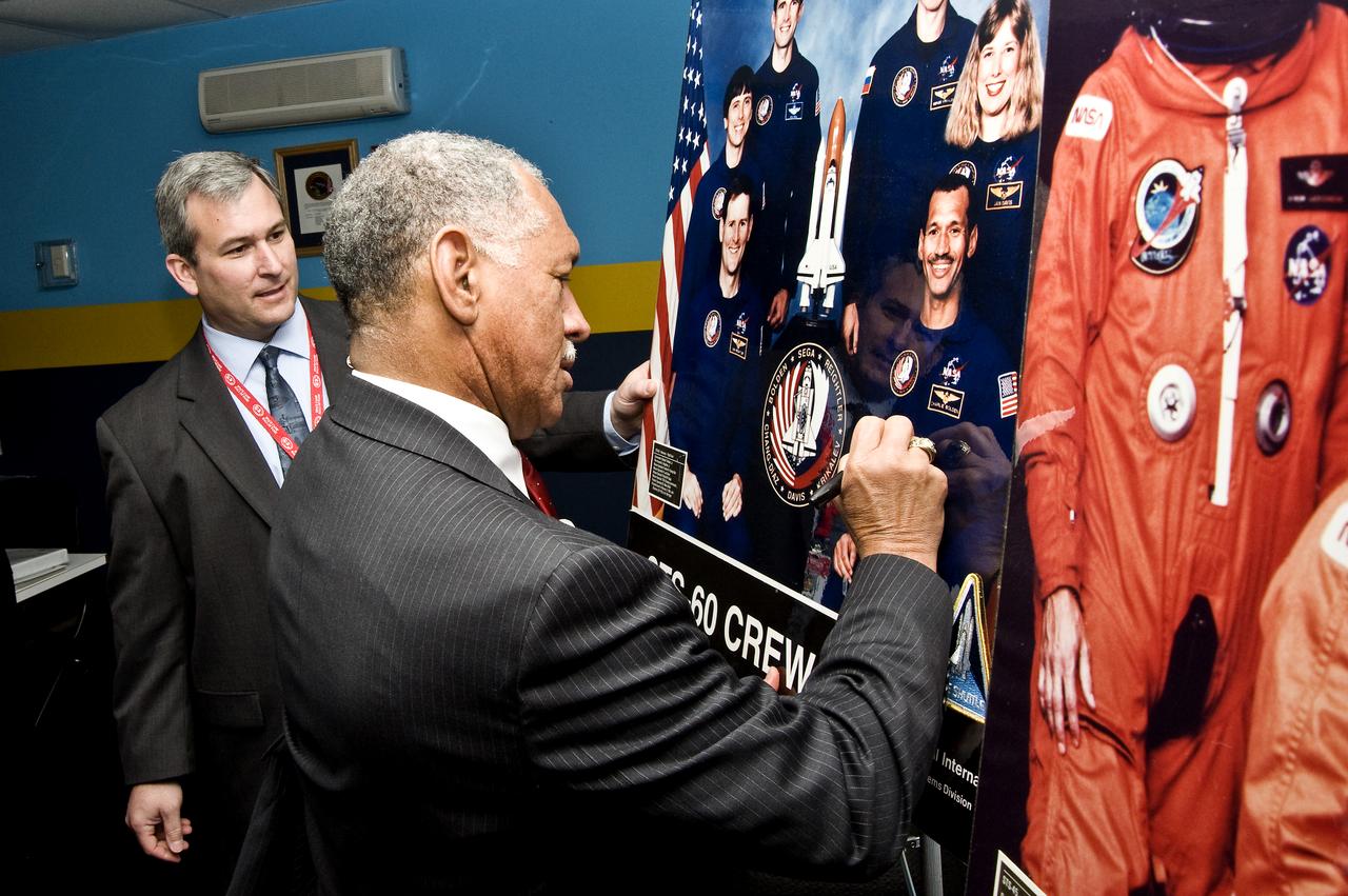 CHARLES BOLDEN NASA ADMINISTRATOR TOURING AND SPEAKING AT THE US. SPACE AND ROCKET CENTER, HUNTSVILLE, ALABAMA. ACCOMPANYING ADMINISTRATOR BOLDEN ARE DR. DEBORAH BARNHART, CEO OF THE USSARC, ROBERT LIGHTFOOT, CENTER DIRECTOR OF MARSHALL SPACE FLIGHT CENTER AND RETIRED NASA ASTRONAUT ROBERT LEE “HOOT” GIBSON, ADMINISTRATOR BOLDEN’S FIRST SPACE FLIGHT COMMANDER.