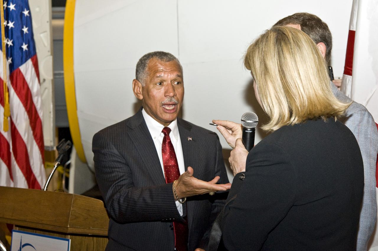CHARLES BOLDEN NASA ADMINISTRATOR TOURING AND SPEAKING AT THE US. SPACE AND ROCKET CENTER, HUNTSVILLE, ALABAMA. ACCOMPANYING ADMINISTRATOR BOLDEN ARE DR. DEBORAH BARNHART, CEO OF THE USSARC, ROBERT LIGHTFOOT, CENTER DIRECTOR OF MARSHALL SPACE FLIGHT CENTER AND RETIRED NASA ASTRONAUT ROBERT LEE “HOOT” GIBSON, ADMINISTRATOR BOLDEN’S FIRST SPACE FLIGHT COMMANDER.