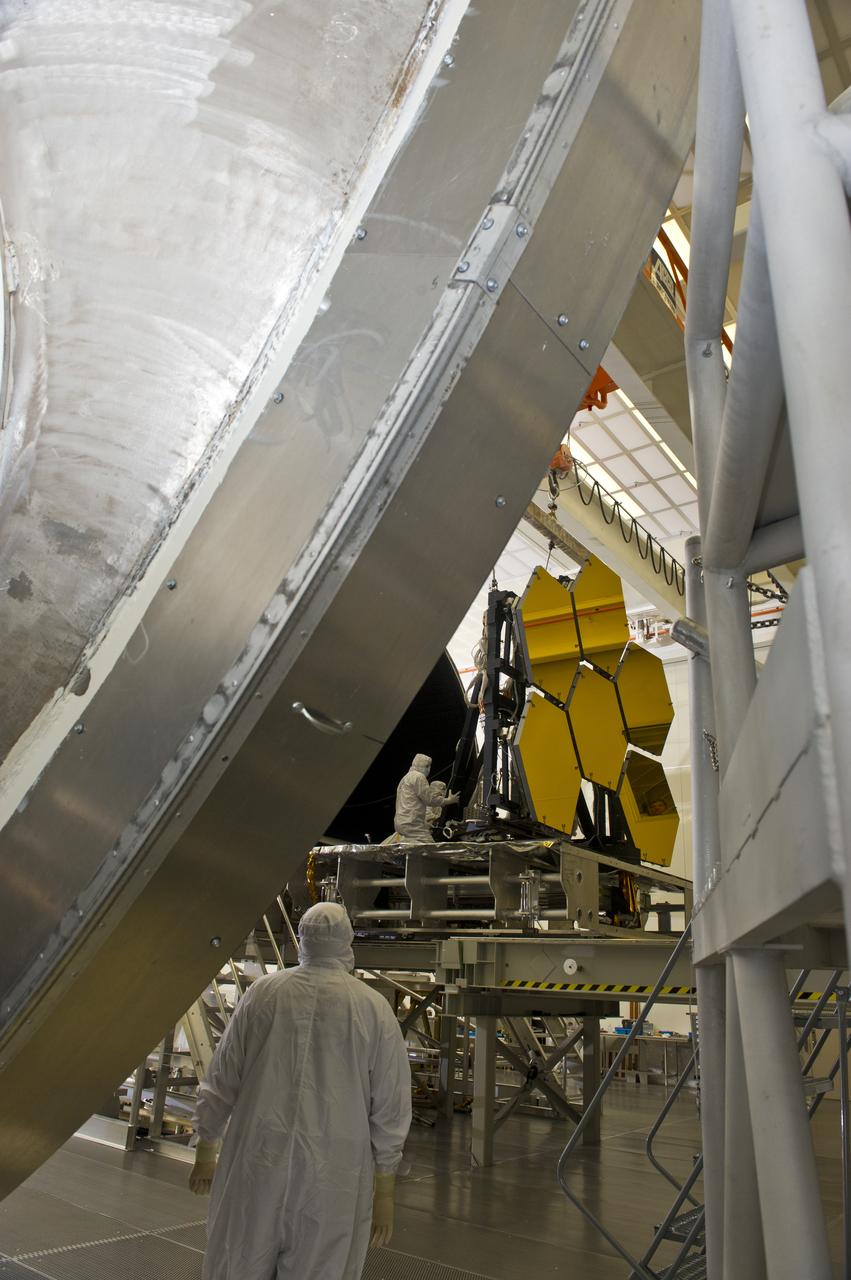 BALL AEROSPACE ENGINEER DAVE CHANEY, (L), AND MARSHALL ENGINEER HARLAN HAIGHT, (R), GUIDE ARRAY OF SIX GOLD-PLATED JAMES WEBB SPACE TELESCOPE MIRRORS AFTER FINAL ACCEPTANCE TESTING AT MARSHALL'S X-RAY AND CRYOGENIC FACILITY