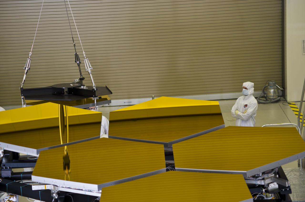 BALL ENGINEERS DISMANTLE ARRAY OF SIX GOLD-PLATED JAMES WEBB SPACE TELESCOPE MIRRORS FOR TRANSPORT TO BALL AEROSPACE AFTER CRYOGENIC TESTING AT MARSHALL'S X-RAY AND CRYOGENIC FACILITY.