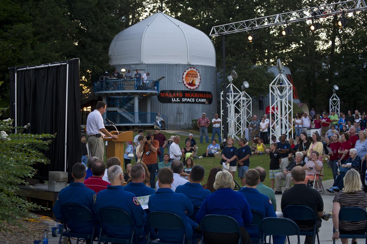 MARSHALL SPACE FLIGHT CENTER DIRECTOR ROBERT LIGHTFOOT ADDRESSES A PACKED CROWD DURING THE SHUTTLE CEREMONY IN SHUTTLE PARK AT THE U.S. SPACE & ROCKET CENTER.