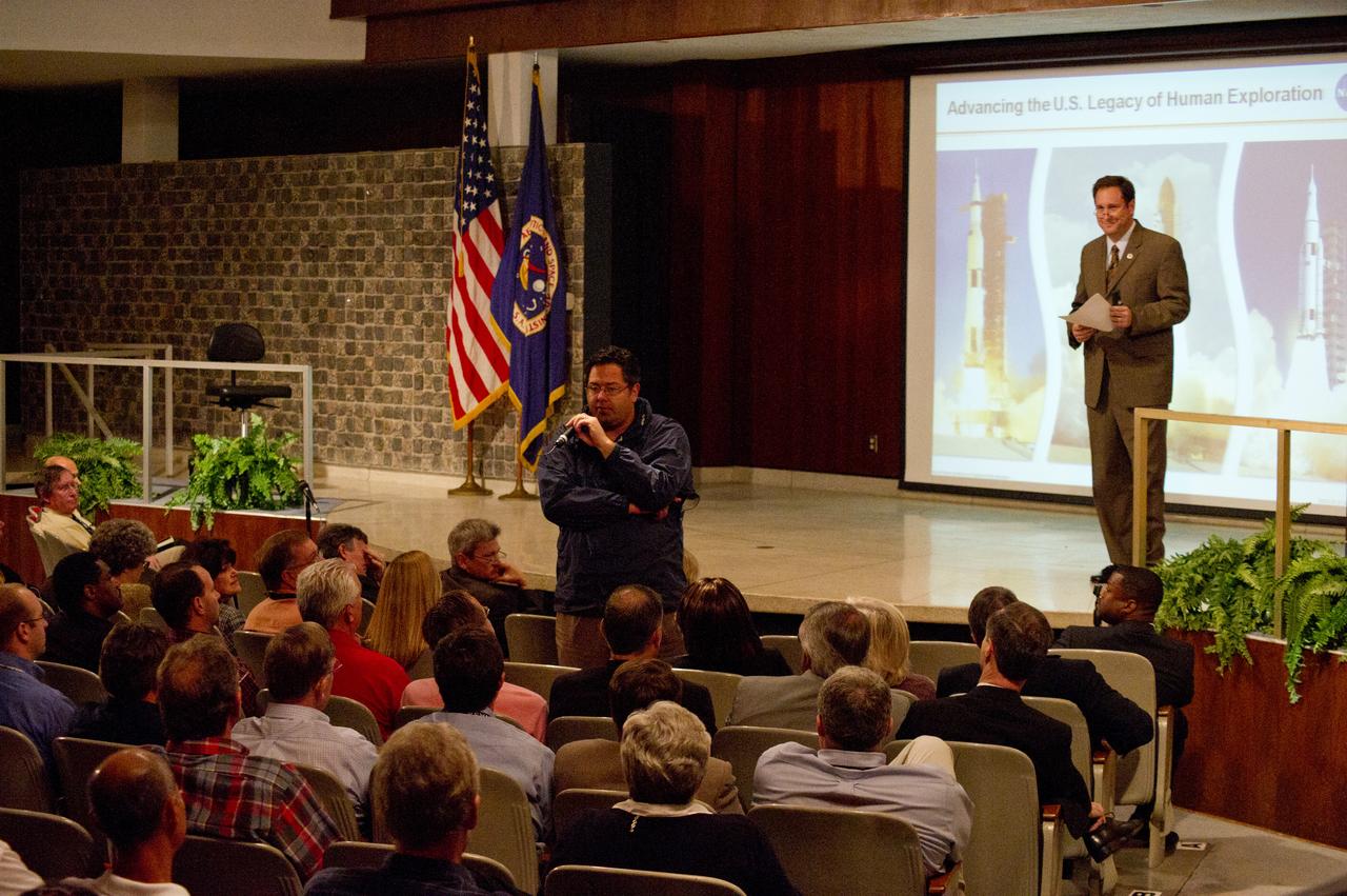 TODD MAY, MANAGER, SPACE LAUNCH SYSTEM PROGRAM, AND CENTER DIRECTOR LIGHTFOOT, ANSWER QUESTION DURING ALL HANDS MEETING ON SEPT. 15, 2011