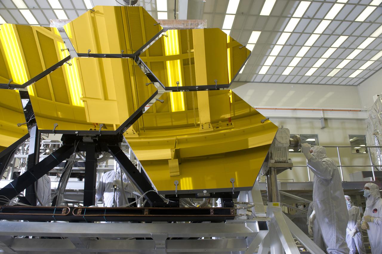 BALL AEROSPACE TECHNICIANS REMOVE FINAL SIX  JWST MIRRORS TESTED AT MSFC X-RAY AND CRYOGENIC FACILITY