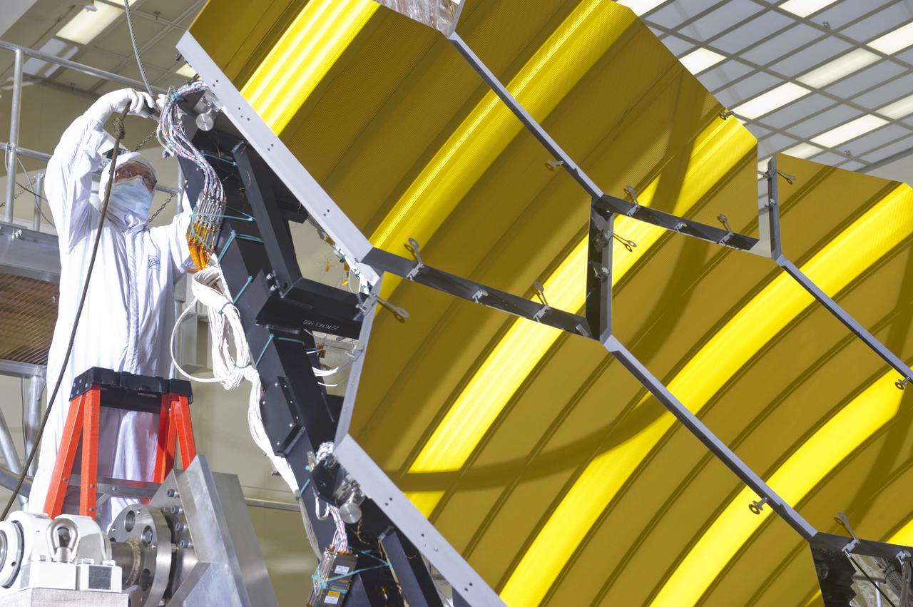 BALL AEROSPACE TECHNICIANS REMOVE FINAL SIX  JWST MIRRORS TESTED AT MSFC X-RAY AND CRYOGENIC FACILITY