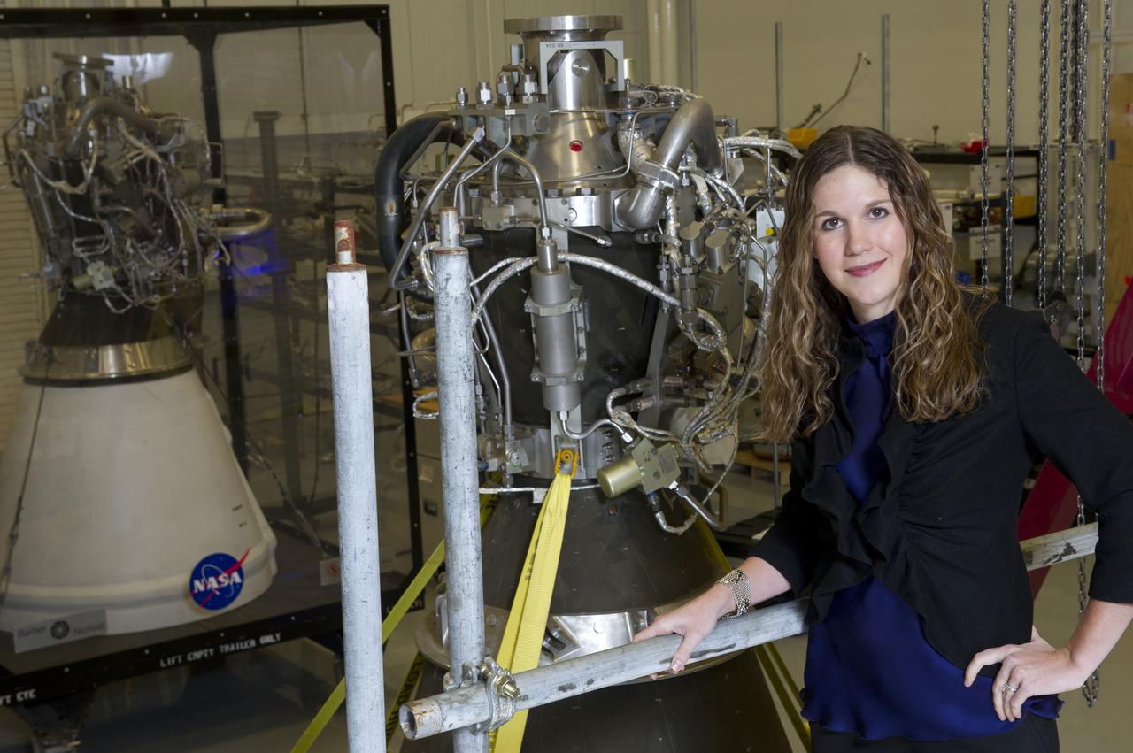 PROPULSION SYSTEMS ENGINEER ERIN BETTS IN MSFC PROPULSION ENGINEERING LAB