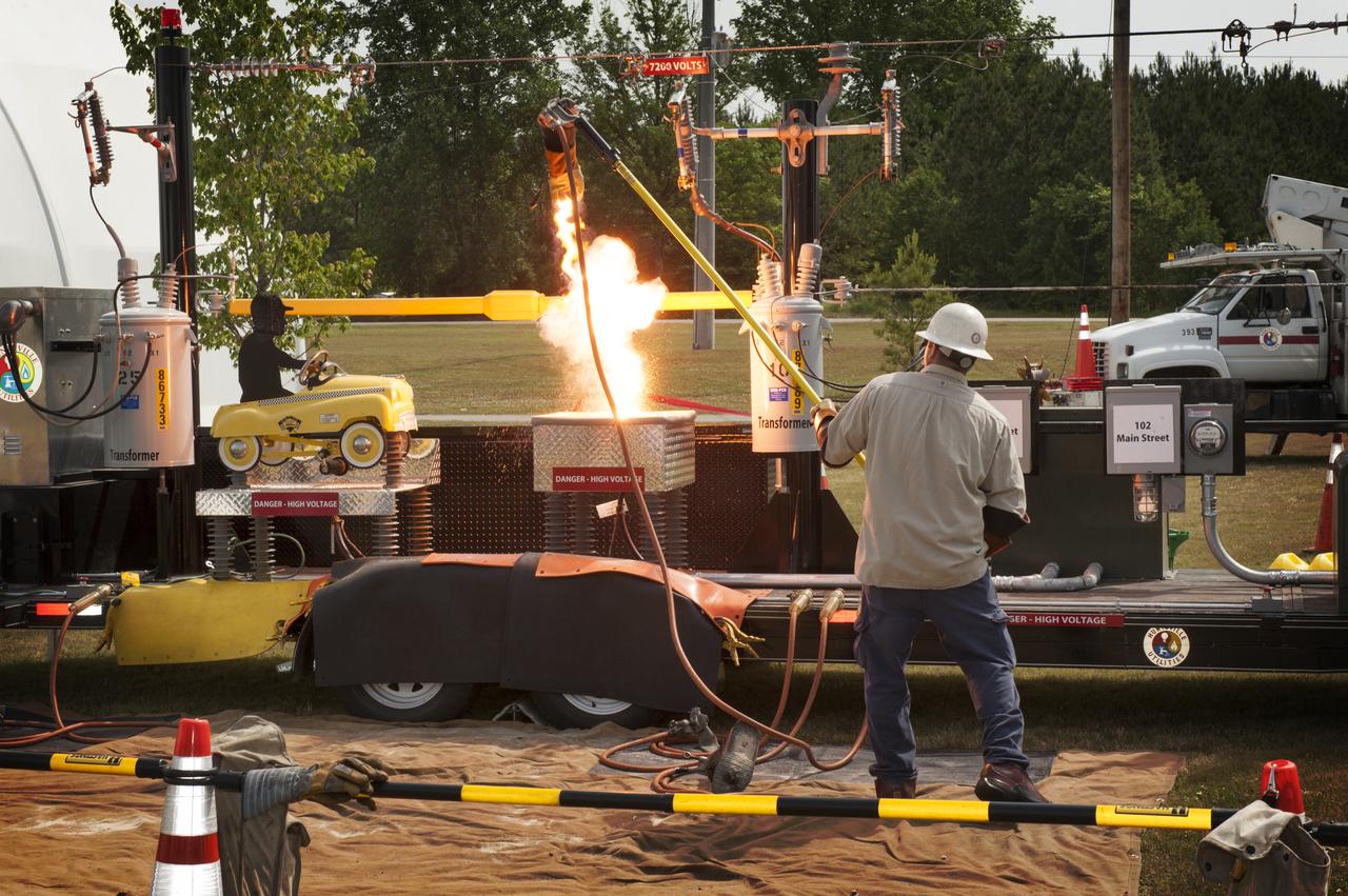 HUNTSVILLE UTILITIES EMPLOYEES GIVE A DEMONSTRATION OF ELECTRICAL SAFETY AND HOW OUR LOCAL ELECTRICAL SYSTEM WORKS AT SHE/EARTH DAY.