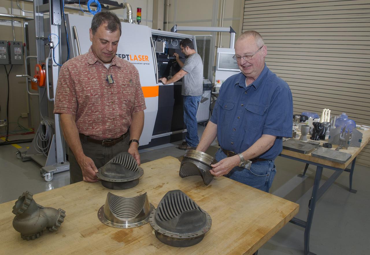 DAVID MYERS, JAMES LYDON, AND DON LOVELL IN MSFC 3D PRINTING FACILITY