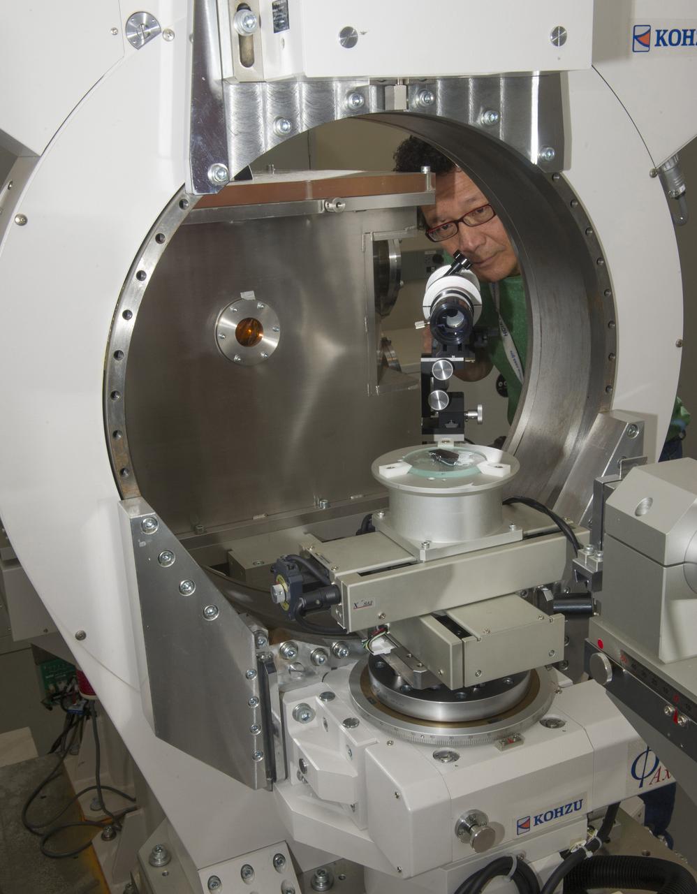 DR. CHING-HUA SU, MATERIALS RESEARCHER, AT IN-SITU X-RAY DIFFRACTION IMAGING AND SCATTERING FACILITY, BLDG.. 4602