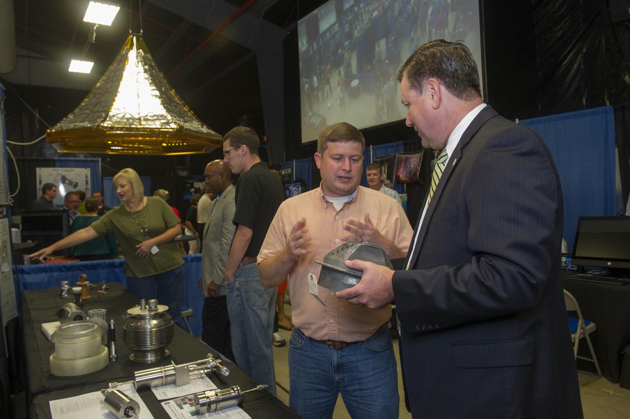 MARSHALL CENTER DIRECTOR PATRICK SCHEUERMANN, RIGHT, DISCUSSES THE FINER POINTS OF USING ADDITIVE MANUFACTURING TO BUILD ENGINE PARTS WITH DAVID EDDLEMAN, A COMPONENT ENGINEER WITH THE ENGINEERING DIRECTORATE, DURING INNOVATION & TECHNOLOGY DAY