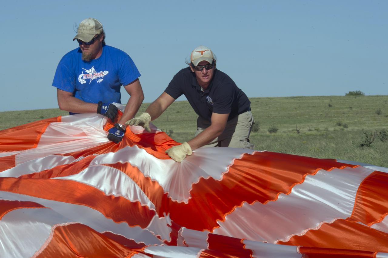 HEROES PAYLOAD AWAITS LAUNCH AS HELIUM BALLOON INFLATES IN BACKGROUND, FORT SUMNER, NEW MEXICO, SEPTEMBER 21, 2013