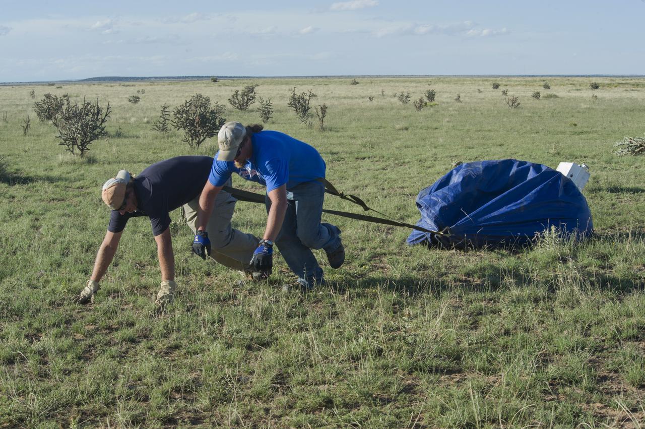 HEROES PAYLOAD AWAITS LAUNCH AS HELIUM BALLOON INFLATES IN BACKGROUND, FORT SUMNER, NEW MEXICO, SEPTEMBER 21, 2013