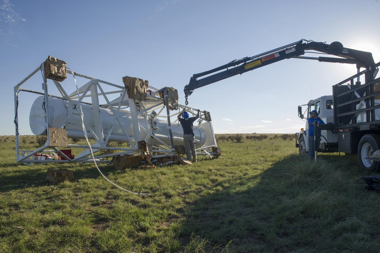 HEROES PAYLOAD AWAITS LAUNCH AS HELIUM BALLOON INFLATES IN BACKGROUND, FORT SUMNER, NEW MEXICO, SEPTEMBER 21, 2013