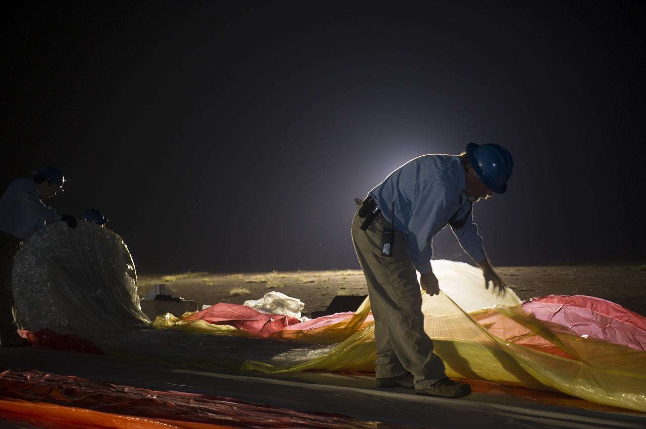 HEROES PAYLOAD AWAITS LAUNCH AS HELIUM BALLOON INFLATES IN BACKGROUND, FORT SUMNER, NEW MEXICO, SEPTEMBER 21, 2013
