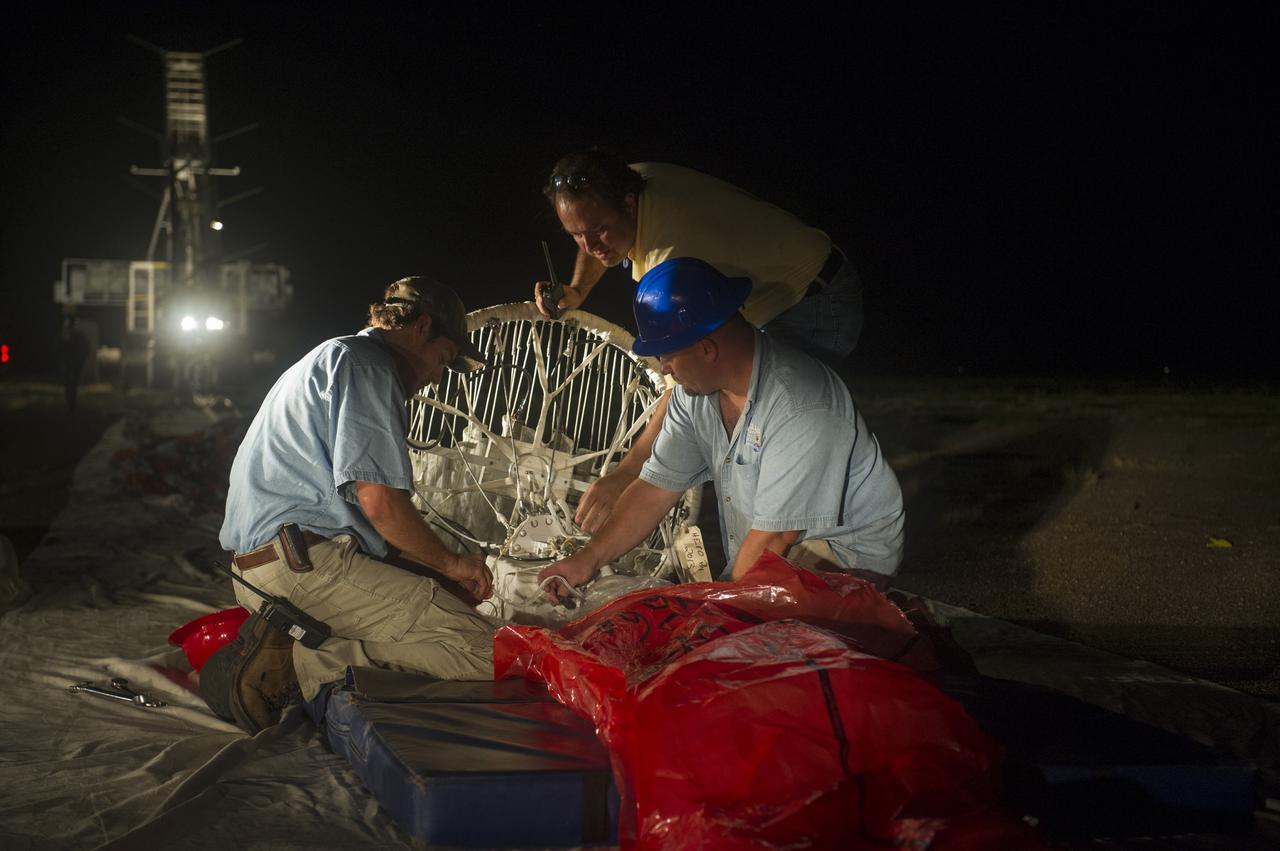 HEROES PAYLOAD AWAITS LAUNCH AS HELIUM BALLOON INFLATES IN BACKGROUND, FORT SUMNER, NEW MEXICO, SEPTEMBER 21, 2013