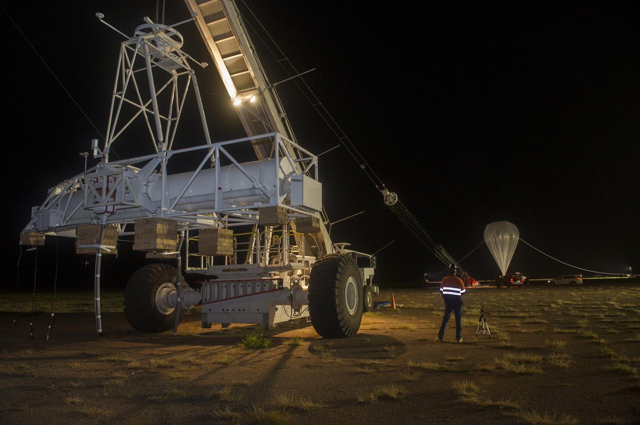 HEROES PAYLOAD AWAITS LAUNCH AS HELIUM BALLOON INFLATES IN BACKGROUND, FORT SUMNER, NEW MEXICO, SEPTEMBER 21, 2013