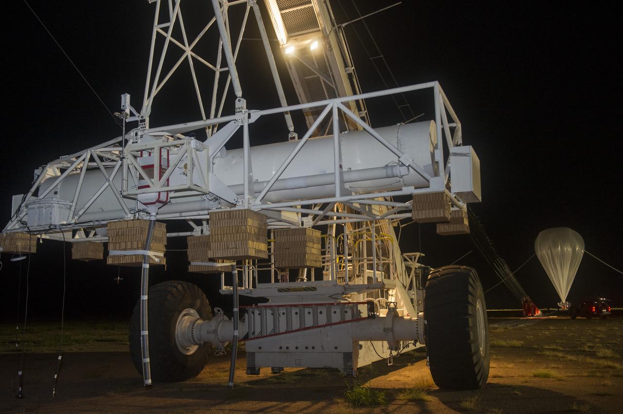 HEROES PAYLOAD AWAITS LAUNCH AS HELIUM BALLOON INFLATES IN BACKGROUND, FORT SUMNER, NEW MEXICO, SEPTEMBER 21, 2013