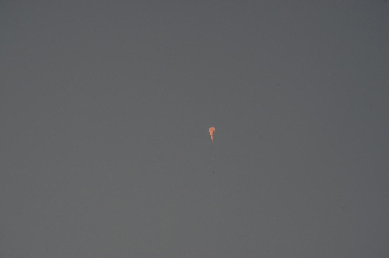 HEROES PAYLOAD AWAITS LAUNCH AS HELIUM BALLOON INFLATES IN BACKGROUND, FORT SUMNER, NEW MEXICO, SEPTEMBER 21, 2013