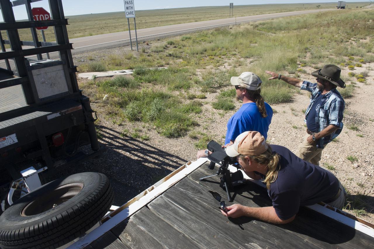 HEROES PAYLOAD AWAITS LAUNCH AS HELIUM BALLOON INFLATES IN BACKGROUND, FORT SUMNER, NEW MEXICO, SEPTEMBER 21, 2013