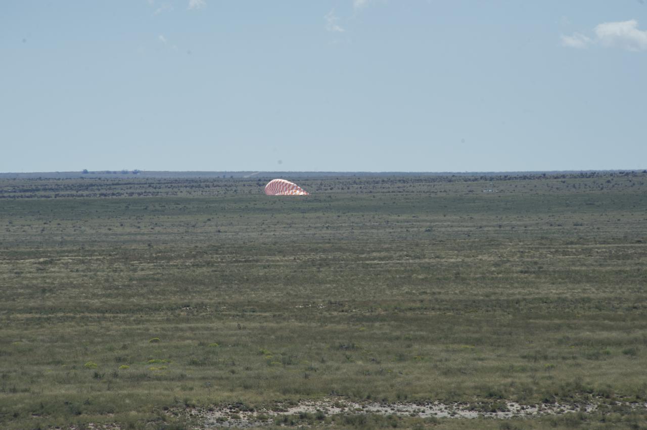 HEROES PAYLOAD AWAITS LAUNCH AS HELIUM BALLOON INFLATES IN BACKGROUND, FORT SUMNER, NEW MEXICO, SEPTEMBER 21, 2013