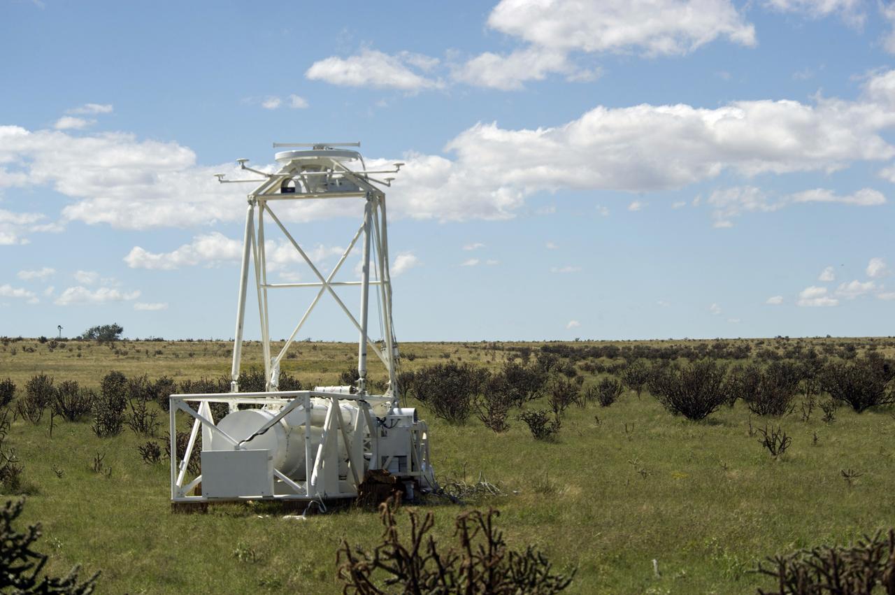 HEROES PAYLOAD AWAITS LAUNCH AS HELIUM BALLOON INFLATES IN BACKGROUND, FORT SUMNER, NEW MEXICO, SEPTEMBER 21, 2013
