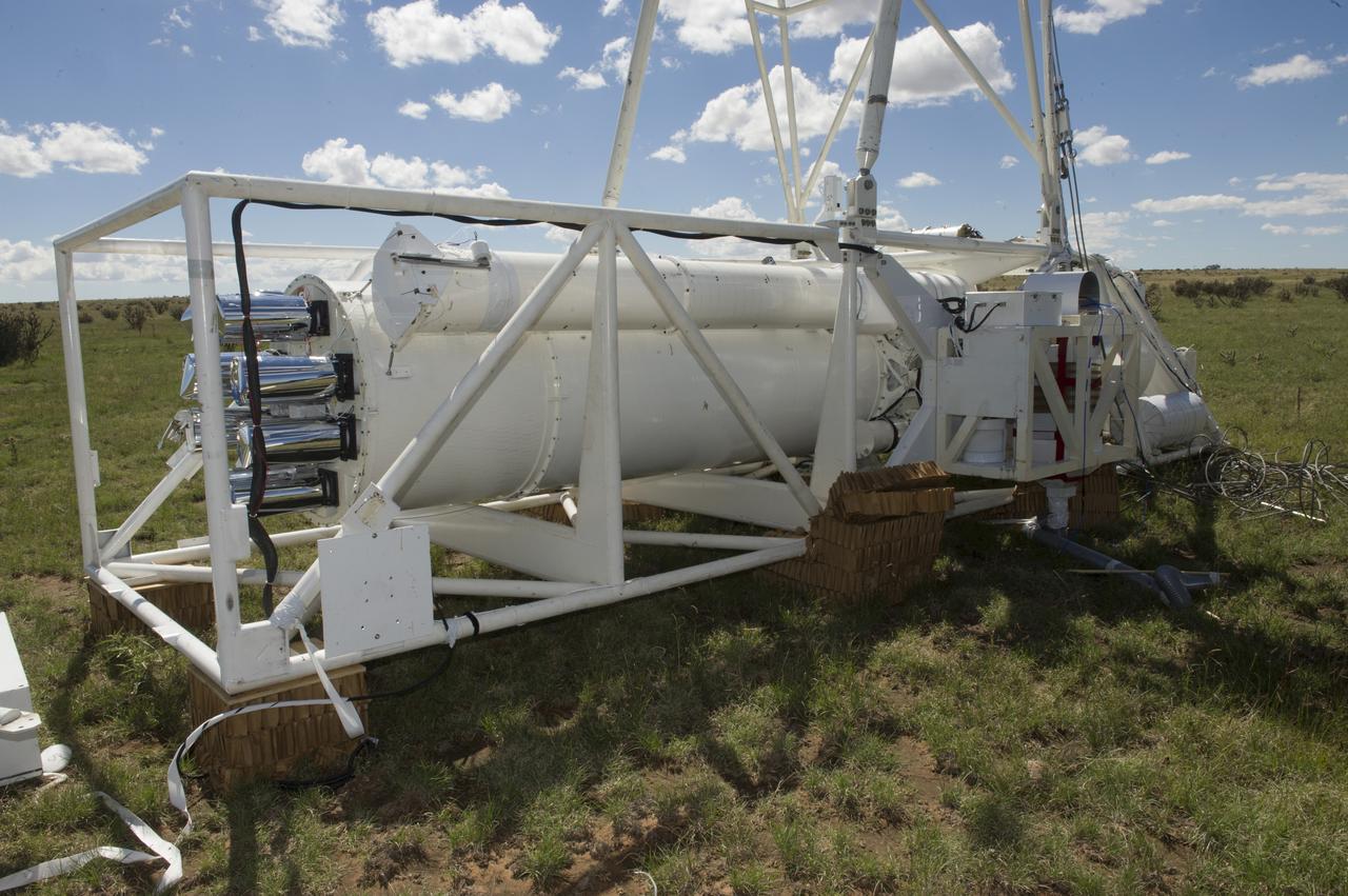 HEROES PAYLOAD AWAITS LAUNCH AS HELIUM BALLOON INFLATES IN BACKGROUND, FORT SUMNER, NEW MEXICO, SEPTEMBER 21, 2013