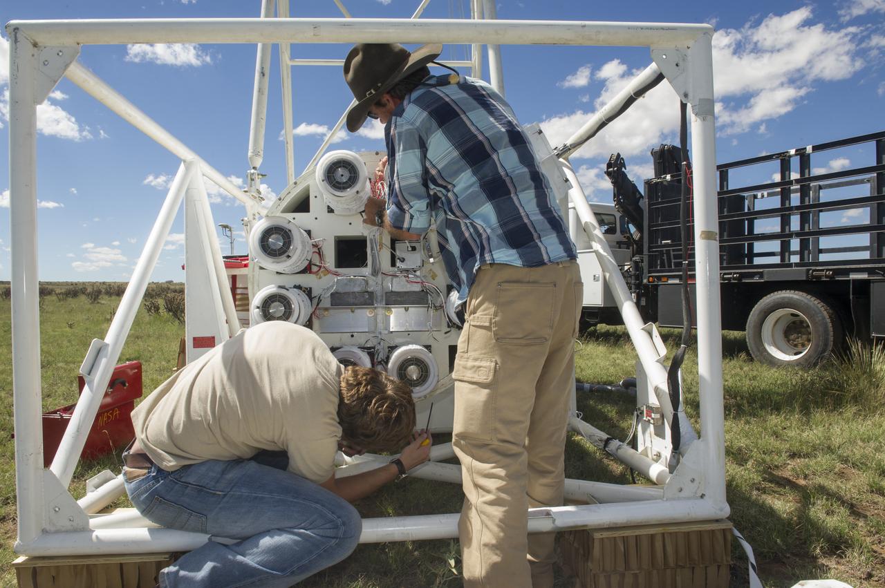 HEROES PAYLOAD AWAITS LAUNCH AS HELIUM BALLOON INFLATES IN BACKGROUND, FORT SUMNER, NEW MEXICO, SEPTEMBER 21, 2013
