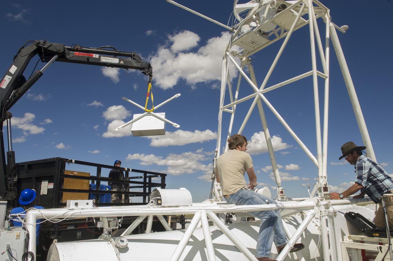 HEROES PAYLOAD AWAITS LAUNCH AS HELIUM BALLOON INFLATES IN BACKGROUND, FORT SUMNER, NEW MEXICO, SEPTEMBER 21, 2013
