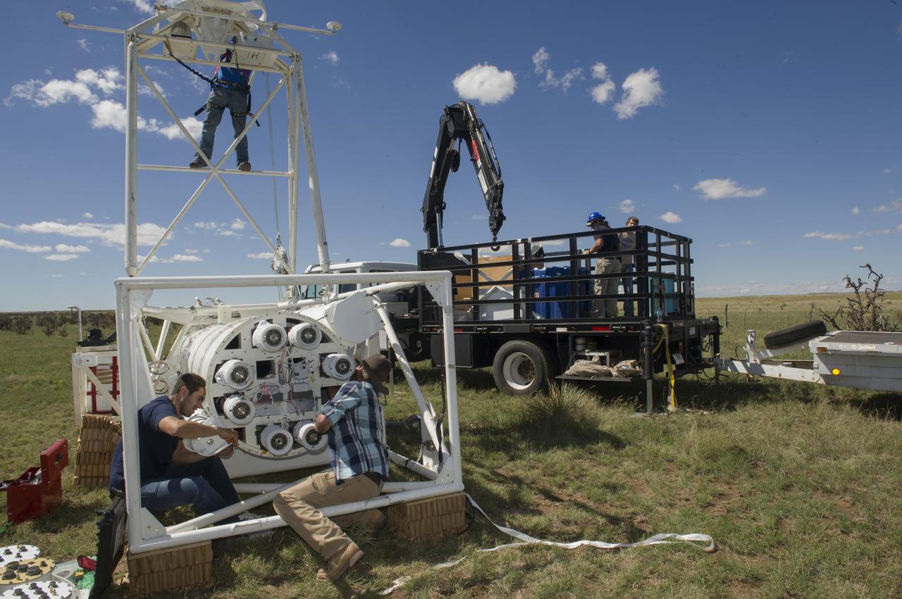 HEROES PAYLOAD AWAITS LAUNCH AS HELIUM BALLOON INFLATES IN BACKGROUND, FORT SUMNER, NEW MEXICO, SEPTEMBER 21, 2013