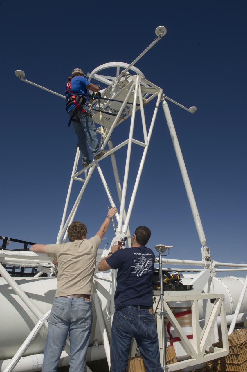 HEROES PAYLOAD AWAITS LAUNCH AS HELIUM BALLOON INFLATES IN BACKGROUND, FORT SUMNER, NEW MEXICO, SEPTEMBER 21, 2013