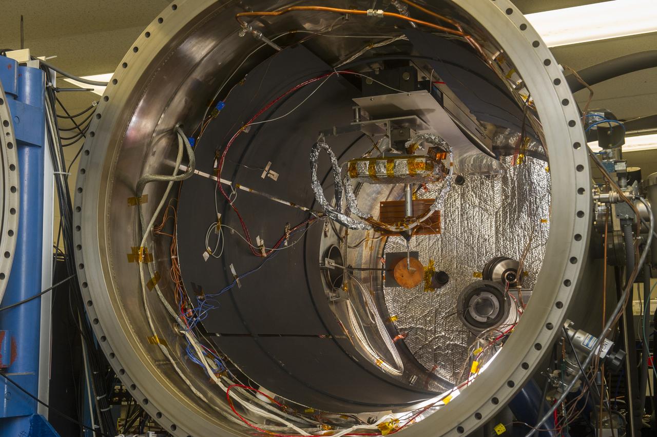 BLDG. 4605 PLASMA ENVIRONMENT TEST LABORATORY. VACUUM CHAMBER OPEN WITH SAMPLE SETUP