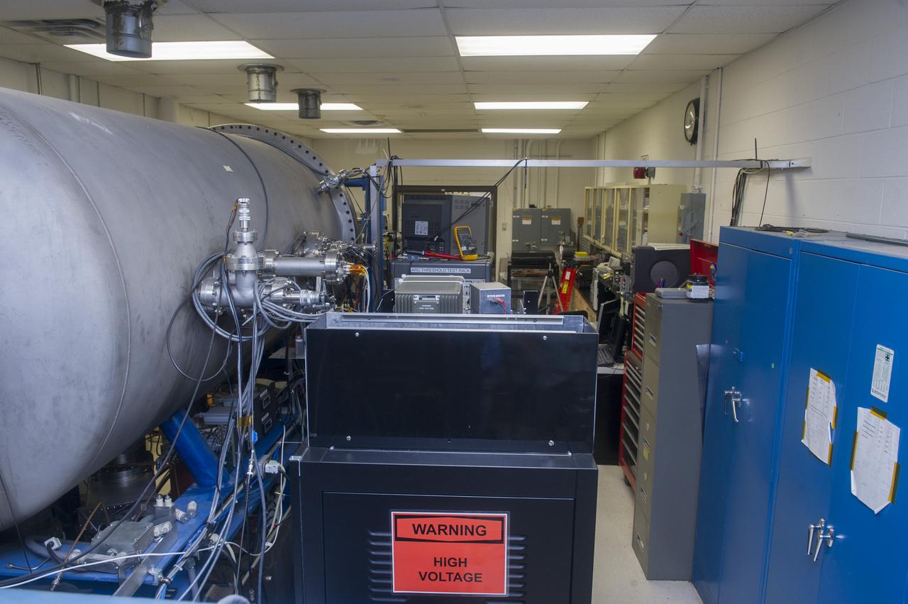 BLDG. 4605 PLASMA ENVIRONMENT TEST LABORATORY. VACUUM CHAMBER FROM REAR