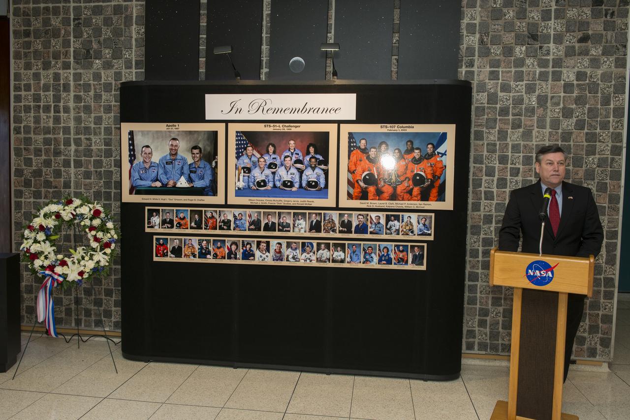 DAY OF REMEMBRANCE: MARSHALL CENTER DIRECTOR PATRICK SCHEUERMANN WELCOMES TEAM MEMBERS AND GUESTS TO THE LOBBY OF BUILDING 4200, WHERE THE CENTER HOSTED A BRIEF GATHERING JAN. 30, INCLUDING A MOMENT OF SILENCE TO REFLECT ON THE LIVES OF THE LOST APOLLO, CHALLENGER AND COLUMBIA CREWS, AND ALL THOSE WHO HAVE GIVEN THEIR LIVES IN PURSUIT OF NASA'S MISSION