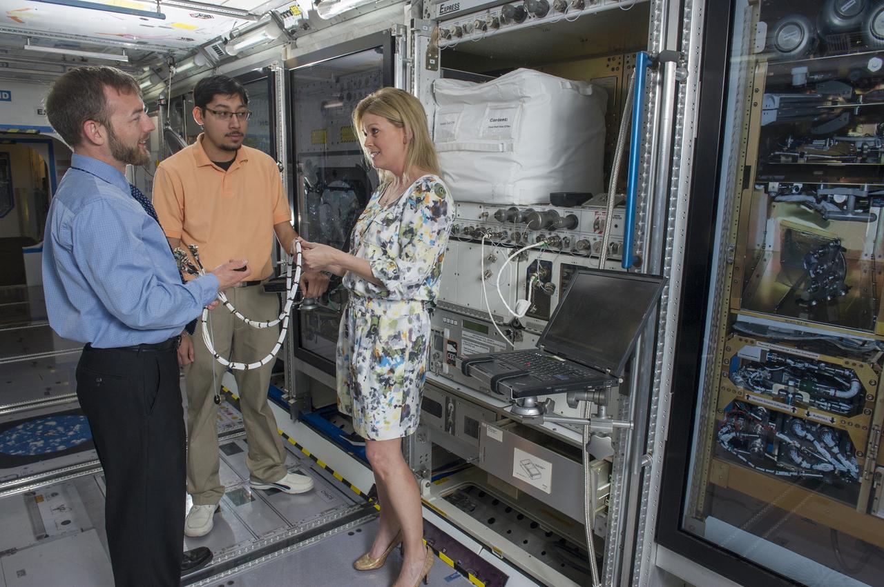 JOEL HARDY, VINCENT VIDAURRI, & NANCY HALLMARK MISSION OPERATIONS LABORATORY - LABORATORY TRAINING COMPLEX (LTC), BUILDING 4663, EXPRESS RACK TRAINING.-