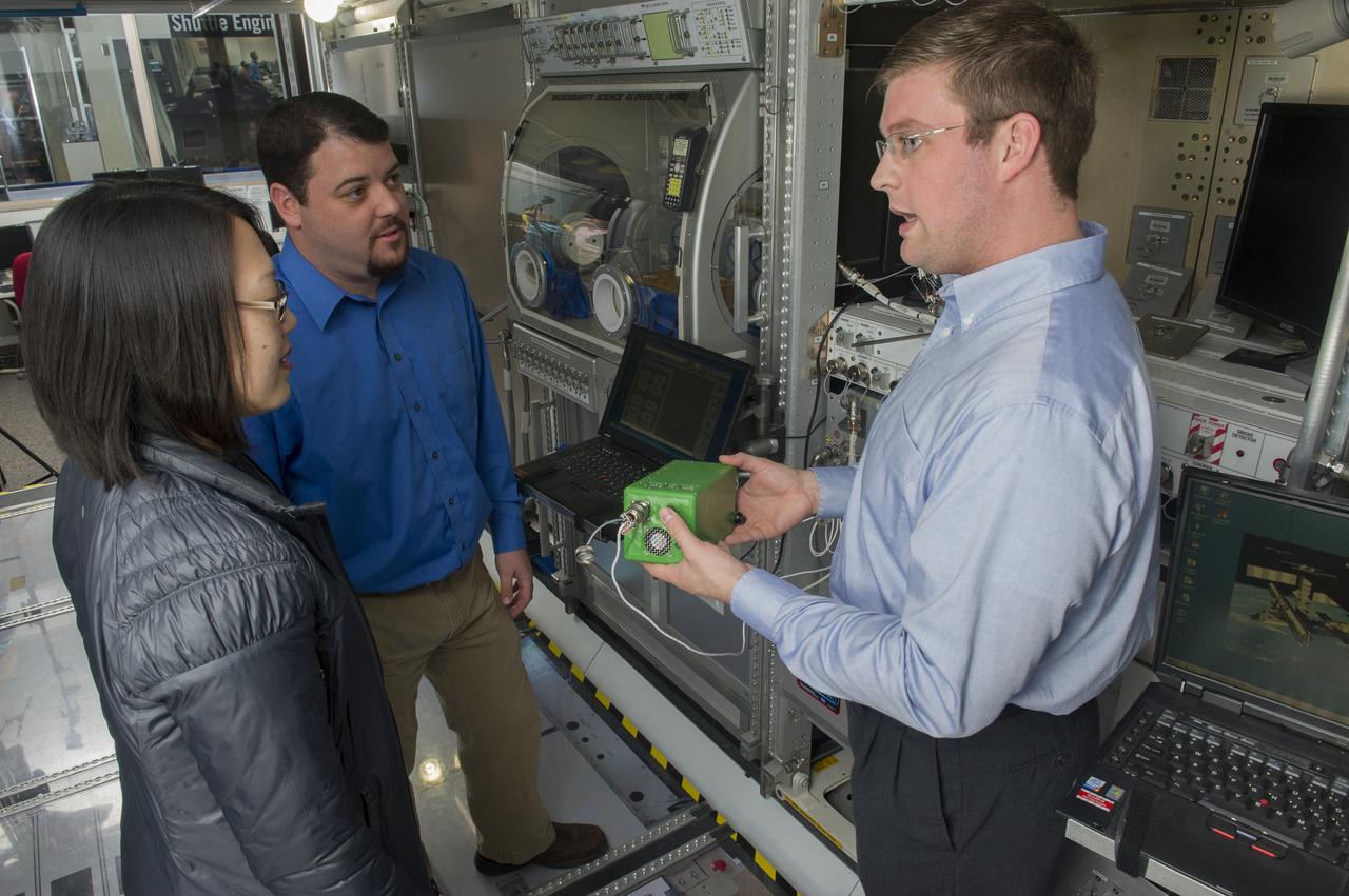 ELEASA WILSON, KRAIG TERSIGNI, JUSTIN CARTLEDGE MISSION OPERATIONS LABORATORY - LABORATORY TRAINING COMPLEX (LTC), BUILDING 4663, EXPRESS RACK TRAINING, EMERALD BRICK (POWER DISTRIBUTION FOR EXPRESS RACK LAPTOP).