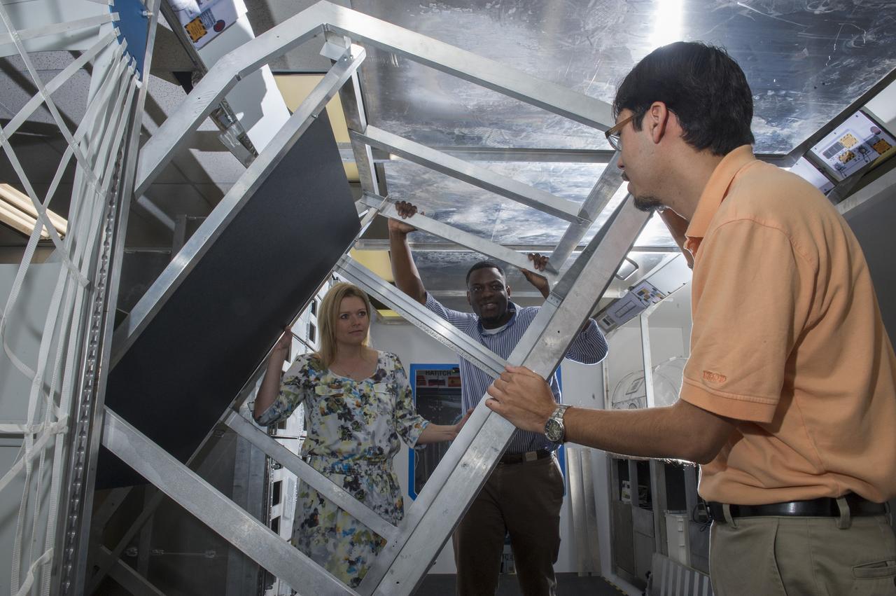NANCY HORVATH, JONATHAN BIBB, & VINCENT VIDAURRI MISSION OPERATIONS LABORATORY - LABORATORY TRAINING COMPLEX (LTC), BUILDING 4663, EXPRESS RACK (ROTATING EXPRESS RACK SHELL).
