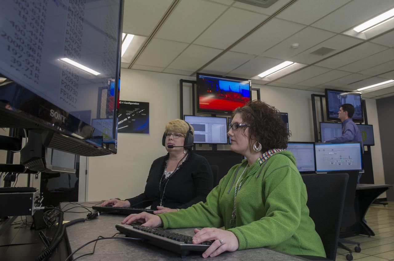 STEVEN SPRAYBERRY, ALICE DANIEL, CHRISTY BASHMAN, ALLEN SHELTON, BEVERELY COURREGE, MATHEW EXELL, JIM EMMENEGGER, IN VARIOUS SETUPS AT WEST TEST AREA CONTROL ROOM-B.
