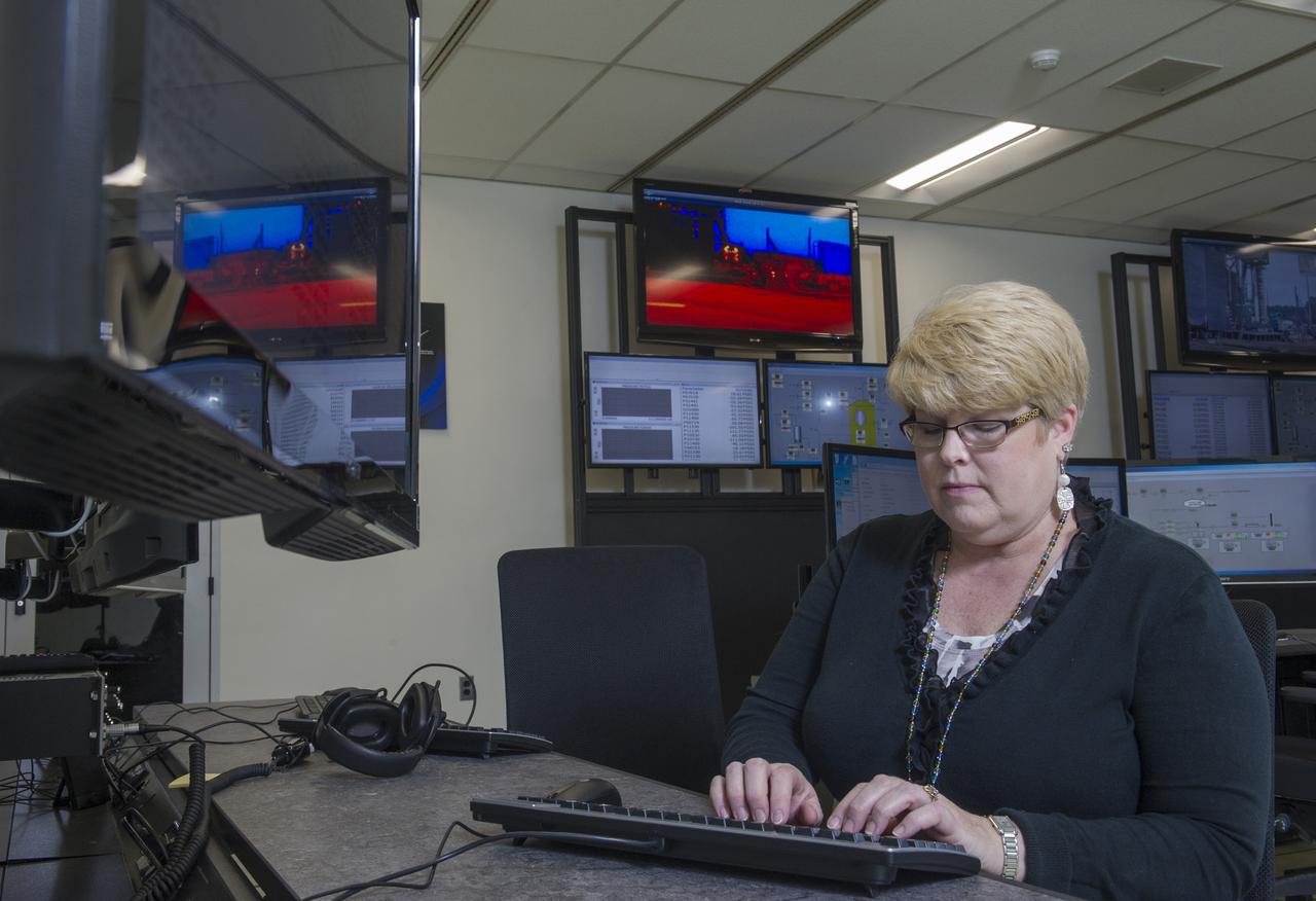 STEVEN SPRAYBERRY, ALICE DANIEL, CHRISTY BASHMAN, ALLEN SHELTON, BEVERELY COURREGE, MATHEW EXELL, JIM EMMENEGGER, IN VARIOUS SETUPS AT WEST TEST AREA CONTROL ROOM-B.