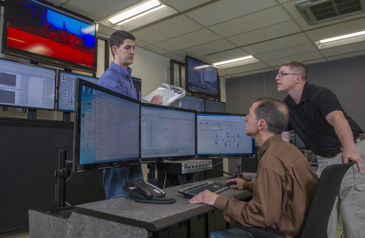 STEVEN SPRAYBERRY, ALICE DANIEL, CHRISTY BASHMAN, ALLEN SHELTON, BEVERELY COURREGE, MATHEW EXELL, JIM EMMENEGGER, IN VARIOUS SETUPS AT WEST TEST AREA CONTROL ROOM-B.