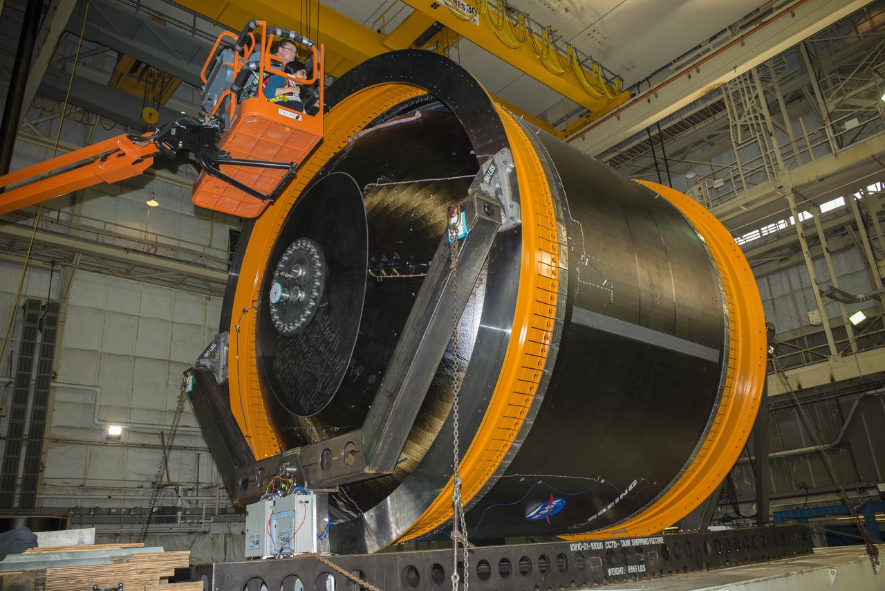 NASA AND BOEING ENGINEERS INSPECT AND PREPARE ONE OF THE LARGEST COMPSITE ROCKET PROPELLANT TANKS EVER MANUFACTURED. THE COMPOSITE CRYOTANK PROMISES A 30% WEIGHT REDUCTION AND A 25 % COST REDUCTION OVER THE PREVIOUSLY USED METAL TANKS.