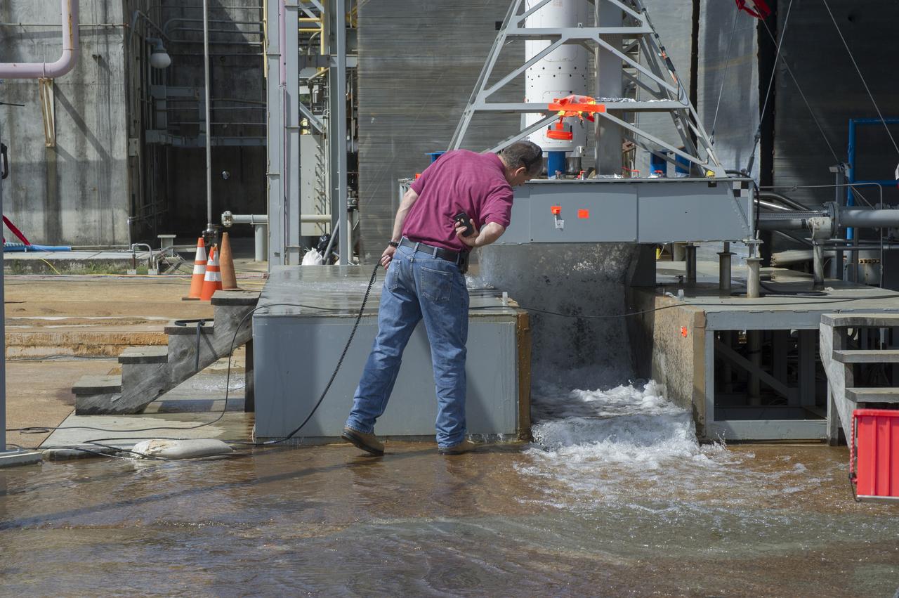 TEST ENGINEER DENNIS STRICKLAND CONDUCTS WATER FLOW TESTS AT TEST STAND 116 FOR SPACE LAUNCH SYSTEM SCALE MODEL ACOUSTIC TEST SERIES (WITH SOLID ROCKET BOOSTERS)