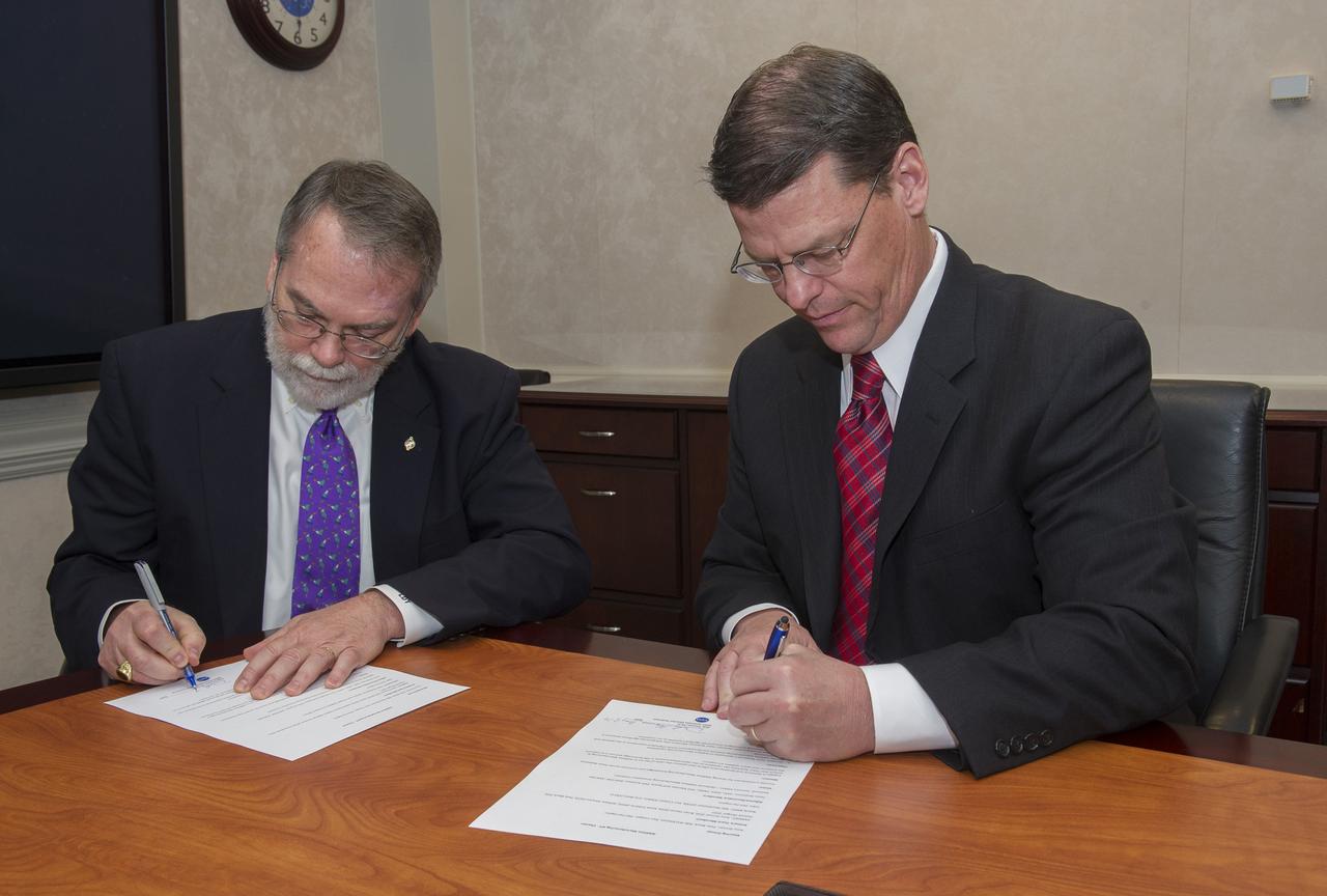 DALE THOMAS, LEFT, MARSHALL AA FOR TECHNICAL WORK AND JAMES LACKEY, RIGHT, ACTING DIRECTOR FOR AMRDEC SIGNED AN AGREEMENT ON MAY 2, 2014 TO ENGAGE IN RESEARCH & DEVELOPMENT EFFORTS THAT ADVANCE THE STATE OF THE ART IN ADDITIVE MANUFACTURING