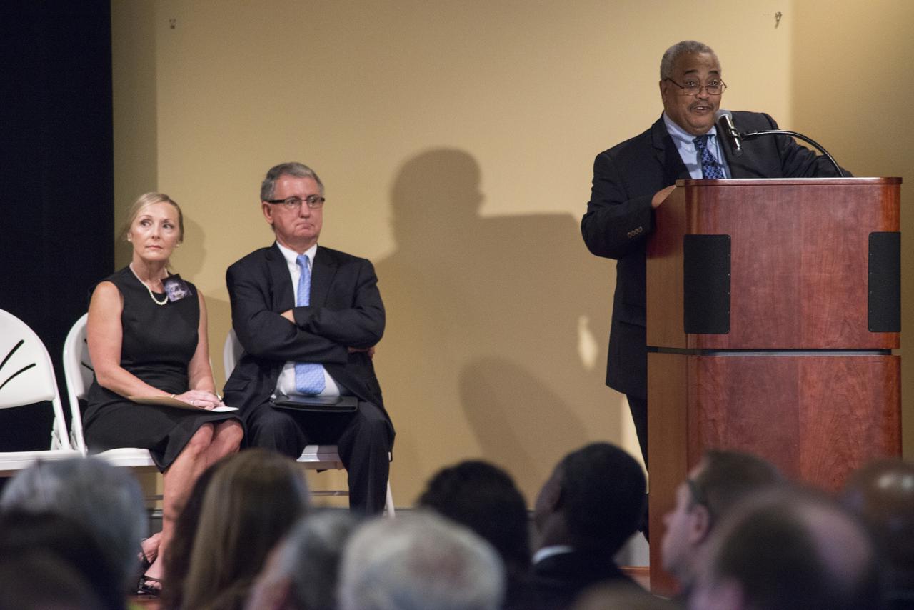 GLENN DELGADO, ASSOCIATE ADMINISTRATOR OFFICE OF SMALL BUSINESS PROGRAMS, NASA HQ, ADDRESSES THE ATTENDEES AT THE SMBA ESD-HUB ZONE EVENT AT THE HUNTSVILLE MUSEUM OF ART.