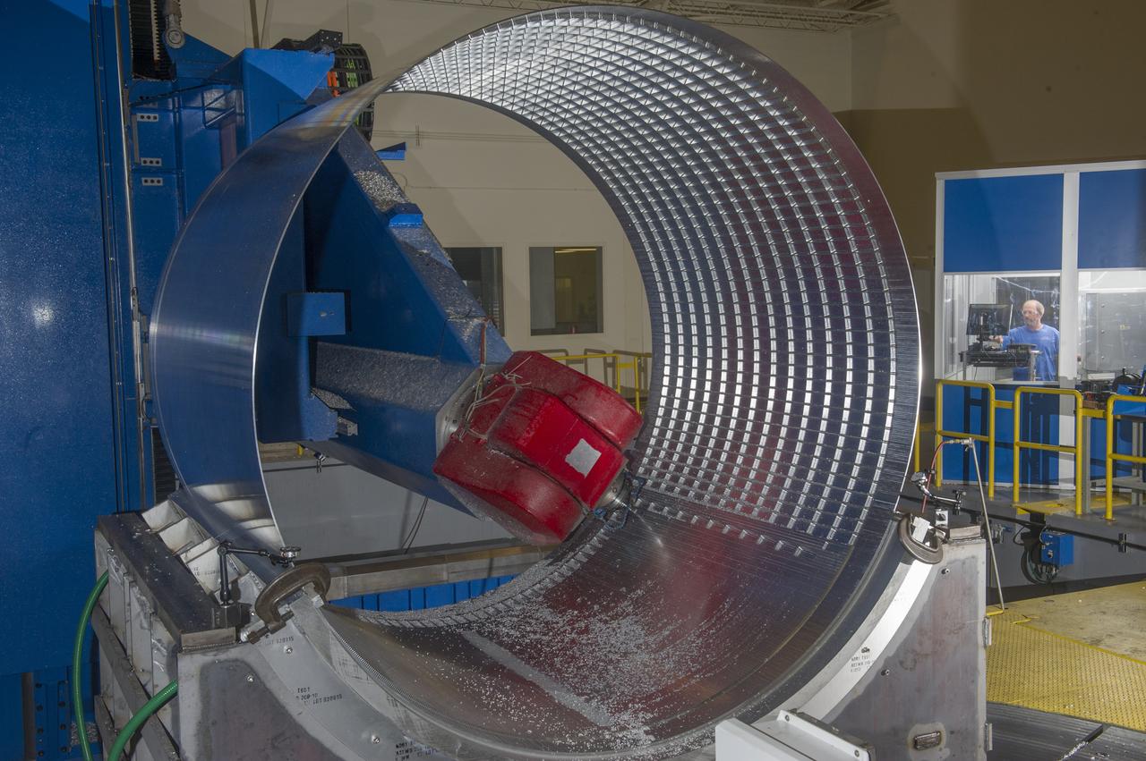 DAVID OSBORNE, A MACHINIST ON THE METTS CONTRACT, OPERATES THE 7-AXIS MILLING MACHINE WITH CF1 BARREL BEING PREPARED FOR SHELL BUCKLE TESTING