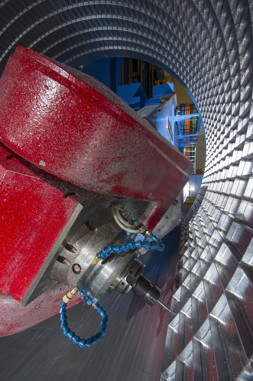 7-AXIS MILLING MACHINE CUTS ORTHOGRID TOOL PATH ON 8 FOOT CF1 BARREL IN SUPPORT OF SHELL BUCKLE TESTING