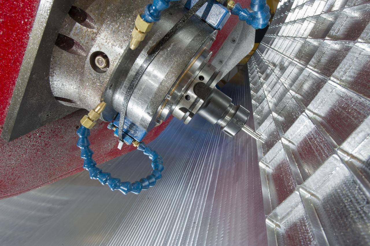 7-AXIS MILLING MACHINE CUTS ORTHOGRID TOOL PATH ON 8 FOOT CF1 BARREL IN SUPPORT OF SHELL BUCKLE TESTING